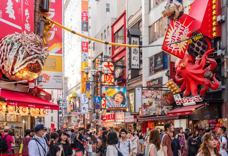 Dotombori à Osaka, la démesure! Coeur de nomade se promène à travers les enseignes qui sortent littéralement des façades des resto.