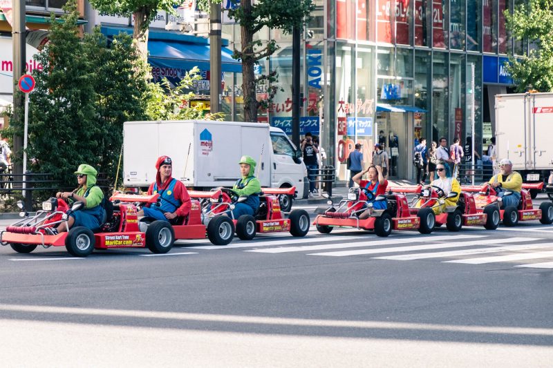 Go Kart avec des gens déguisés en personnages de Mario Bross, circulant en plein centre de la rue dans le quartier Akihabara.