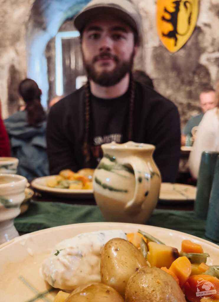 Repas dans un château médiéval
