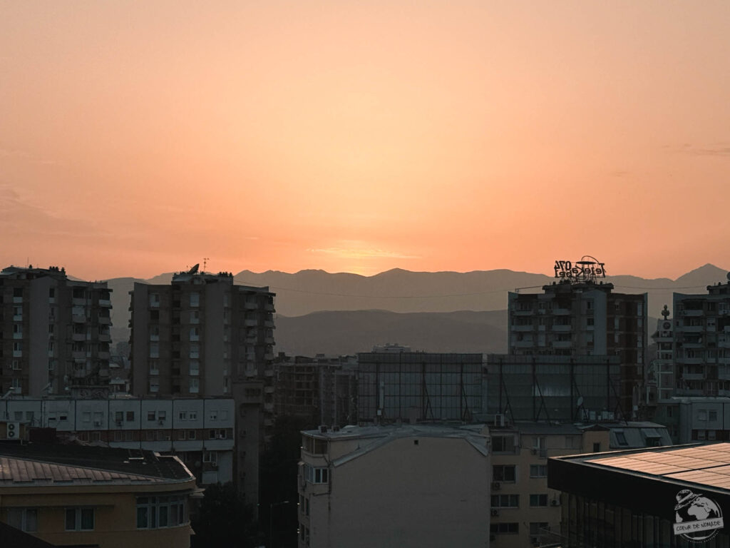 Vue du coucher de soleil depuis ma suite au Marriott de Skopje
